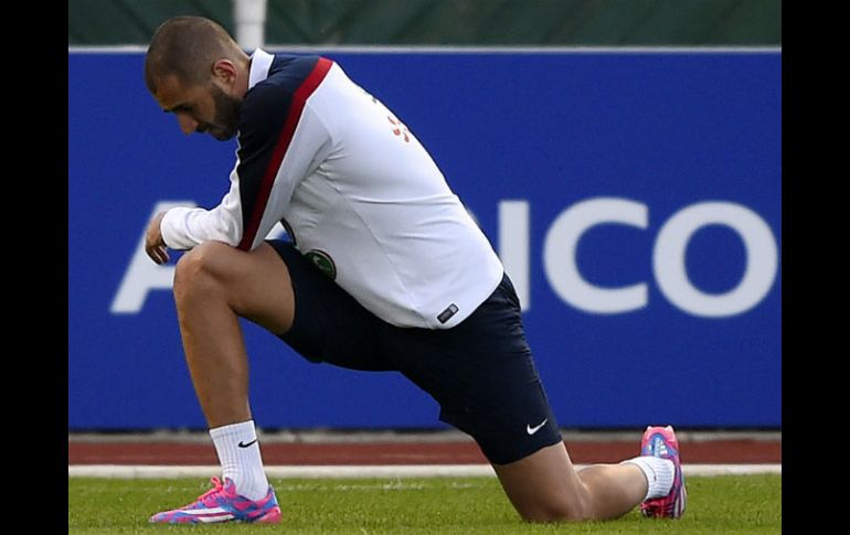 Benzema sólo se ejercitó 20 minutos, para después dirigirse con el médico de Les Bleus. AFP / F. Fife