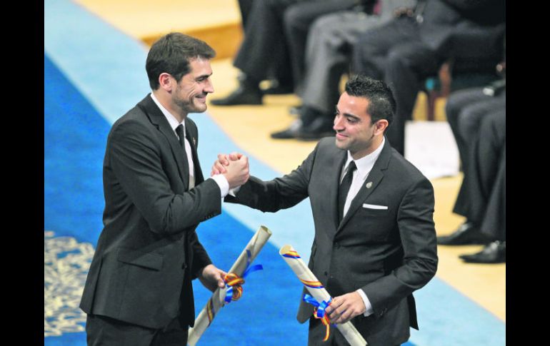 Hernández y Casillas ganaron el Premio Príncipe de Asturias de los Deportes 2012, por ser 'un ejemplo de juego limpio'. ESPECIAL /