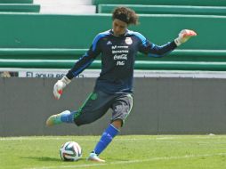 Ochoa afirma que seguirá luchando y se ve en el Tri por muchos años. MEXSPORT / N. García