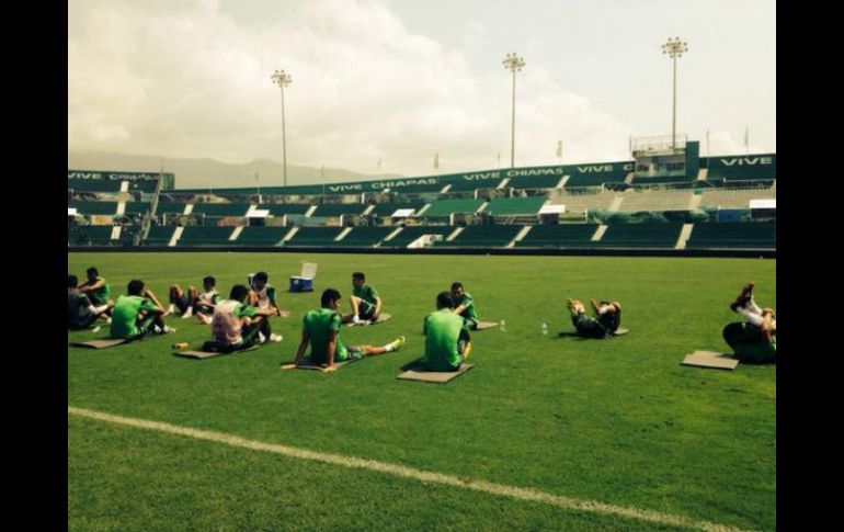 Guillermo Ochoa en la portería, Paul Aguilar, Julio César, Oswaldo Alanís, Enrique Pérez y Layún, formarán la linea de cinco. TWITTER / @miseleccionmx.