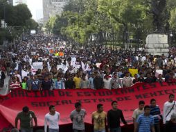 Miles de personas, en su mayoría jóvenes, exigieron a las autoridades que aparezcan con vida los 43 normalistas de Ayotzinapa. SUN / F. Ramírez