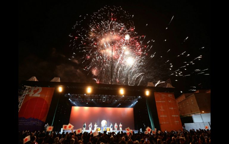 Con fuegos pirotécnicos y sonidos ancestrales del país invitado, el Festival Internacional Cervantino arranca sus actividades. EFE / U. Basurto.