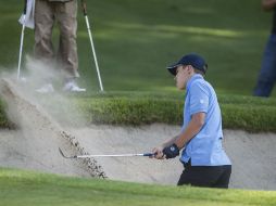 Arturo Navarro (categoría C) hace un golpe desde la trampa de arena en el LXXI Torneo Anual de Golf del Guadalajara Country Club. EL INFORMADOR / J. Mendoza