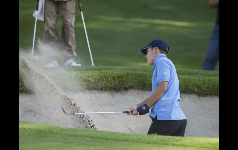 Arturo Navarro (categoría C) hace un golpe desde la trampa de arena en el LXXI Torneo Anual de Golf del Guadalajara Country Club. EL INFORMADOR / J. Mendoza