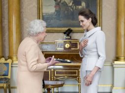 La actriz es galardonada con el título de 'dama' en una audiencia privada celebrada en el Palacio de Buckingham. AFP / A. Devlin