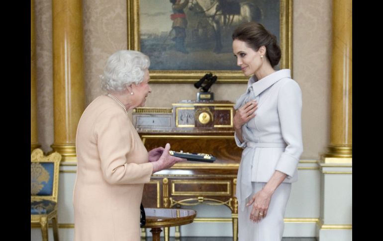 La actriz es galardonada con el título de 'dama' en una audiencia privada celebrada en el Palacio de Buckingham. AFP / A. Devlin