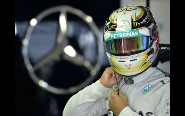 El inglés Lewis Hamilton (Mercedes), líder del Mundial de Fórmula Uno, luego de los ensayos libres para el Gran Premio de Rusia. AFP / Y. Kadobnov