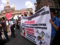 Los manifestantes caminan desde la Glorieta de la Normal por la avenida Alcalde para finalmente llegar a Palacio de Gobierno. EL INFORMADOR / F. Atilano