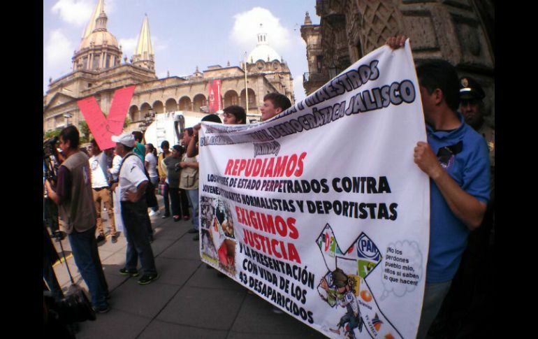 Los manifestantes caminan desde la Glorieta de la Normal por la avenida Alcalde para finalmente llegar a Palacio de Gobierno. EL INFORMADOR / F. Atilano