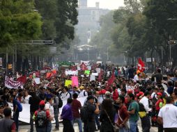 Una comisión se separa del contingente que se dirige a la Plaza de las Tres Culturas para entregarlo. NTX / J. Lira