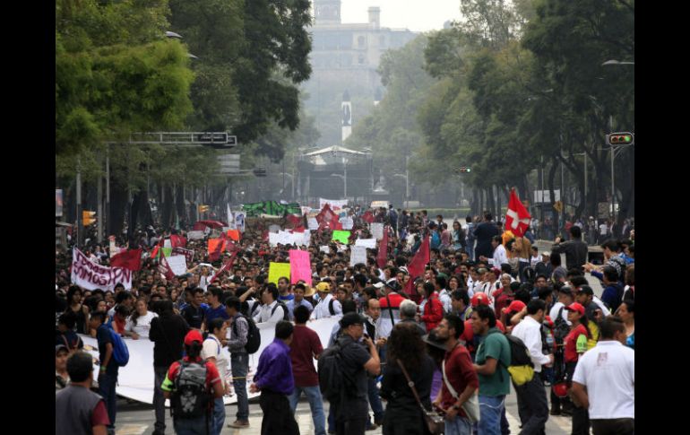 Una comisión se separa del contingente que se dirige a la Plaza de las Tres Culturas para entregarlo. NTX / J. Lira