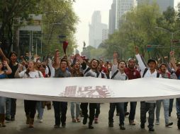 Estudiantes del Politécnico se desprendieron de la marcha para entregar el documento esta tarde. EFE / J. Méndez