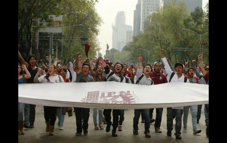 Estudiantes del Politécnico se desprendieron de la marcha para entregar el documento esta tarde. EFE / J. Méndez