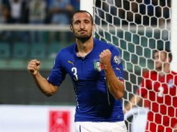 Giorgio Chiellini, festeja el gol del triunfo ante Azerbaiyán, ante quienes fue figura en las dos áreas. AFP / M. Paternostro