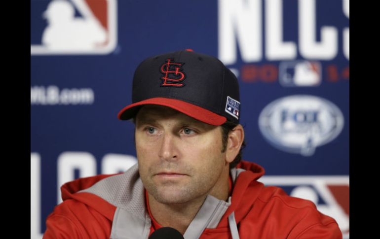 Con las dos franelas. Matheny, ahora manager de Cardenales, fue jugador de ambos equipos enfrentados hoy. AP / C. Neibergall