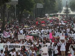 Alrededor de tres mil alumnos del Politécnico se manifestaron por Reforma y culminaron su peregrinar en Tlatelolco. SUN / A. Hernández