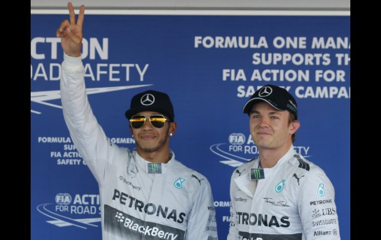 Hamilton (i) supera por dos décimas de segundo a su compañero de equipo Nico Rosberg (d). AP / L. Bruno