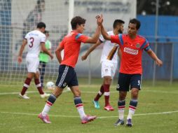 Carlos Fierro celebra su anotación Omar Bravo (d). TWITTER / @Chivas