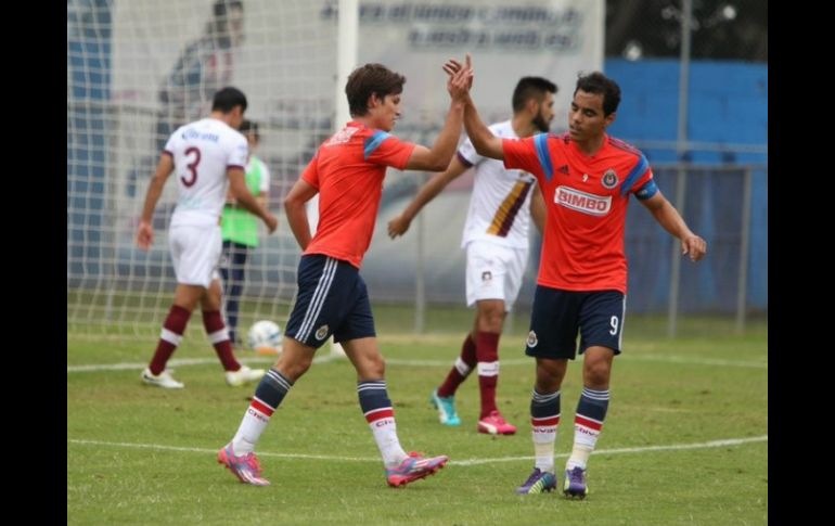 Carlos Fierro celebra su anotación Omar Bravo (d). TWITTER / @Chivas