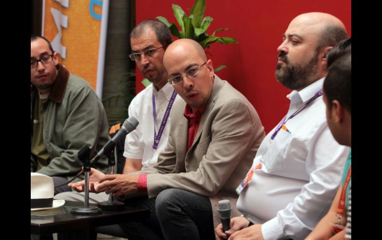 El escritor Jorge Volpi (c), director del FIC, ofrece conferencia de prensa para hablar sobre Academia Cervantina. NTX / J. Espinosa