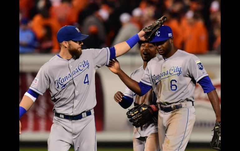 Alex Gordon (i) contribuye a la victoria de su equipo con un doble al jardín derecho. AFP / P. Smith