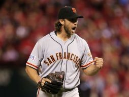 Madison Bumgarner lanzó 7 entradas y un tercio, propinando 7 ponches. AFP / J. Squire