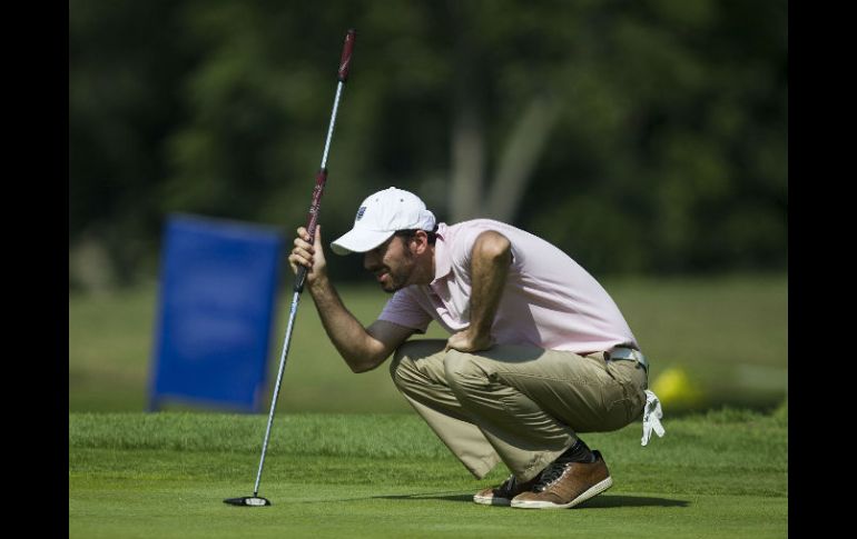 Juan Pablo Colín se prepara para realizar su putt, en la segunda ronda del Scratch. EL INFORMADOR / J. Mendoza