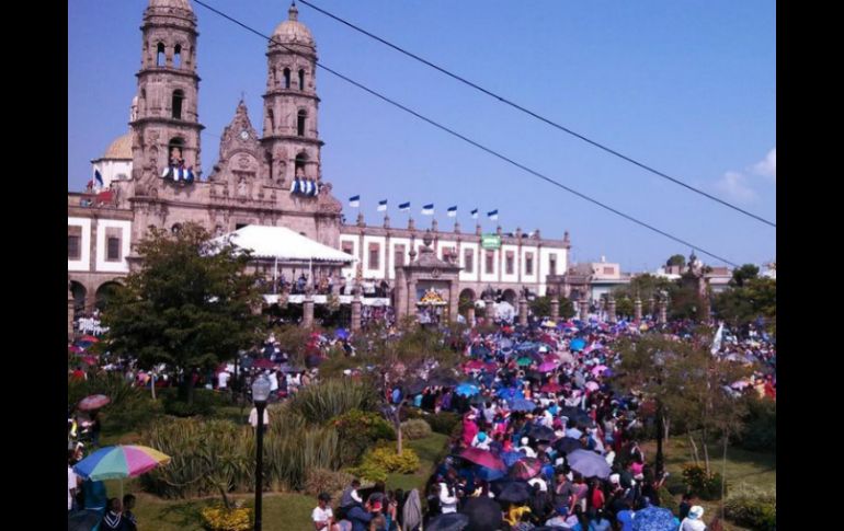 La Basílica está repleta de fieles a 'la Generala'. EL INFORMADOR / T. Villaseñor