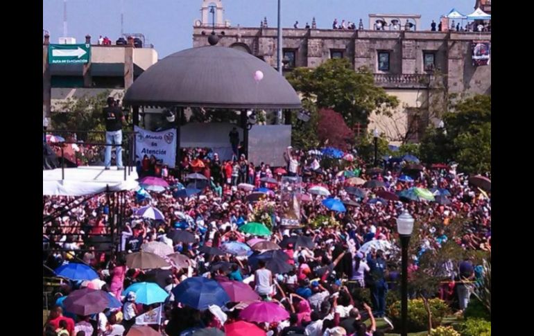 Los fieles resguardaron a la virgen a su llegada a Zapopan. EL INFORMADOR / T. Villaseñor