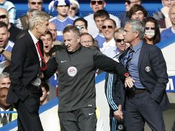 Arséne Wenger sintió que José Mourinho se burlaba y lo confrontó. AFP / ARCHIVO.