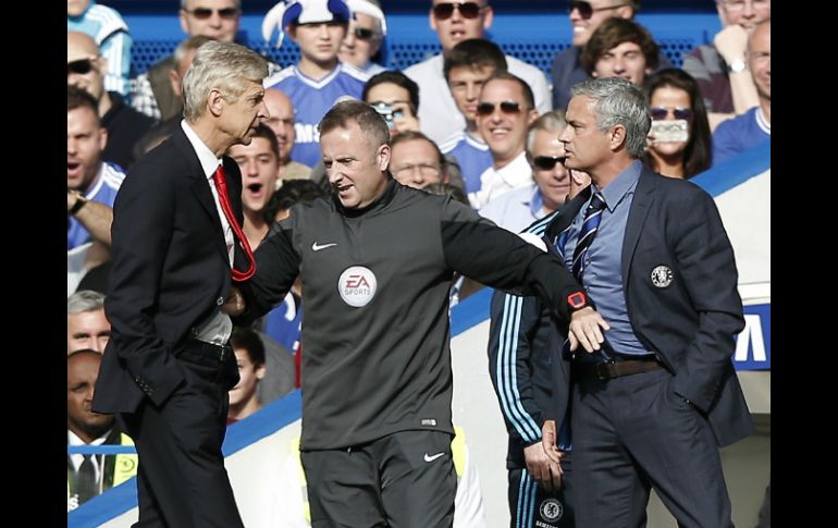 Arséne Wenger sintió que José Mourinho se burlaba y lo confrontó. AFP / ARCHIVO.