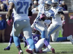 El jugador Tahir Whitehead (d) intercepta el pase del mariscal de los Vikingos Teddy Bridgewater. EFE / C. Lassig