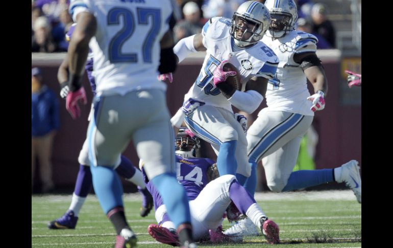 El jugador Tahir Whitehead (d) intercepta el pase del mariscal de los Vikingos Teddy Bridgewater. EFE / C. Lassig