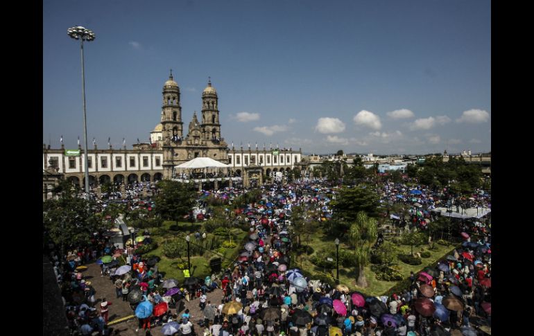 La Virgen llegó a las 11:30 horas a los Arcos de Zapopan, en medio de un sol que calaba de firme. EL INFORMADOR / F. Atilano