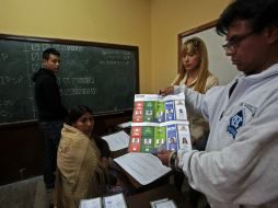 Las mesas electorales comienzan a cerrar tras ocho horas de votación para elegir al próximo presidente de la nación boliviana. EFE / M. Alipaz