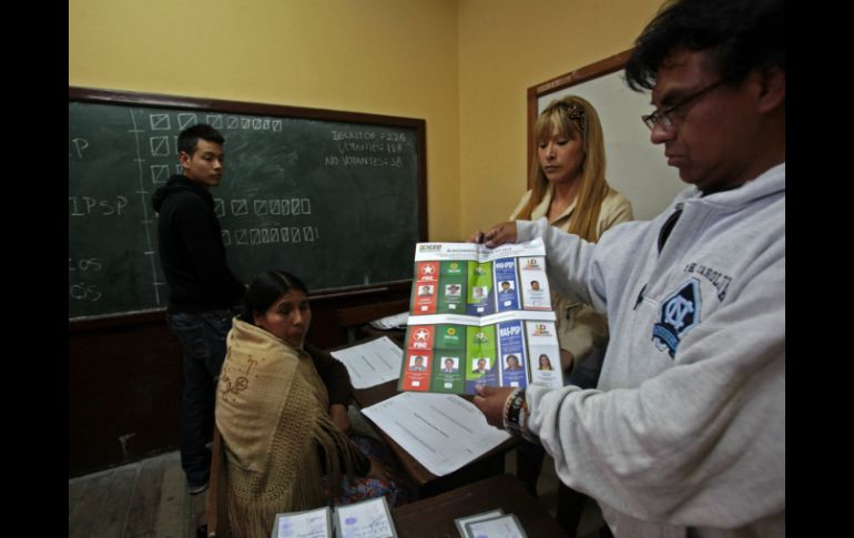 Las mesas electorales comienzan a cerrar tras ocho horas de votación para elegir al próximo presidente de la nación boliviana. EFE / M. Alipaz