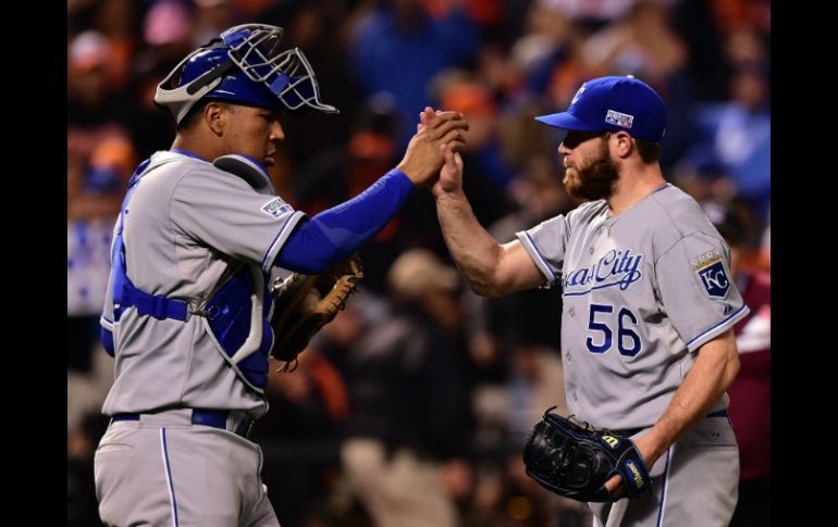 El pitcher Greg Holland apunta que los Reales han aprendido a ganar los partidos apretados en los últimos innings. AFP / P. Smith