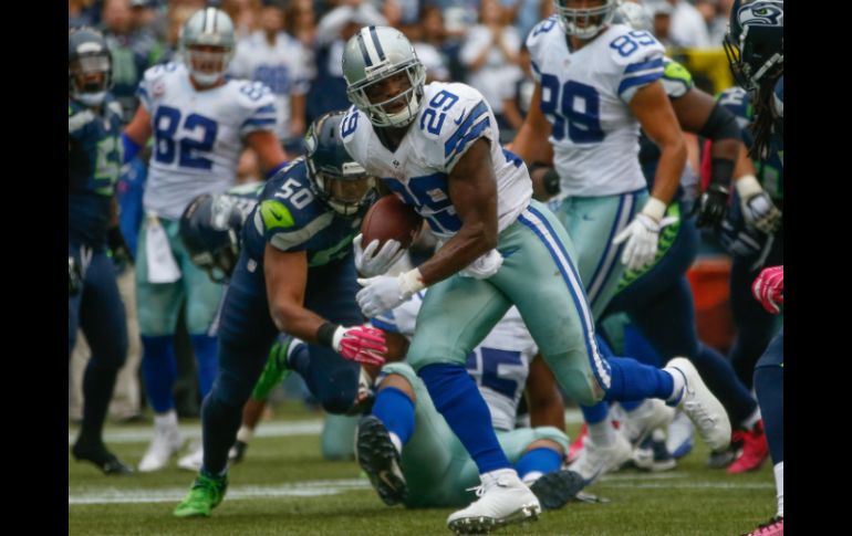 El corredor de los Vaqueros, DeMarco Murray, se apresura para el touchdown de la victoria sobre los Halcones Marinos. AFP / O.Greule