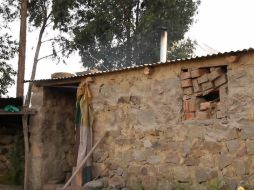 La instalación de la estufa incluye una chimenea que dirige el humo hacia el exterior. YOUTUBE / MICROSOLint