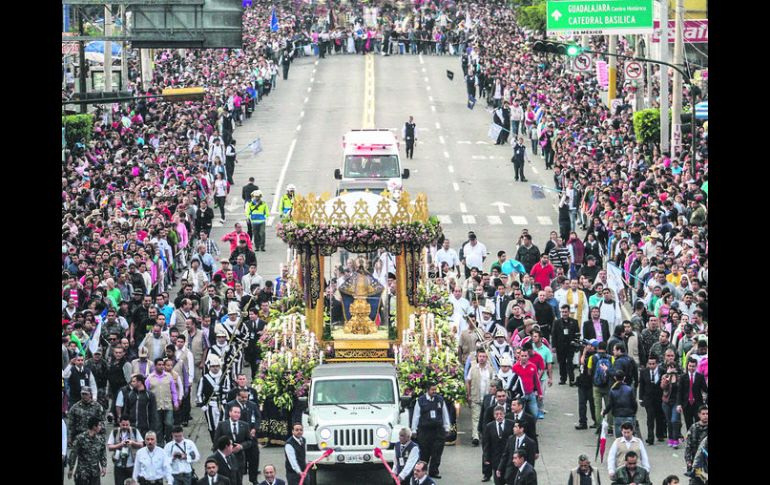 VENERADA. La Virgen de Zapopan regresó a su nicho escoltada por miles de fieles seguidores. EL INFORMADOR / F. Atilano