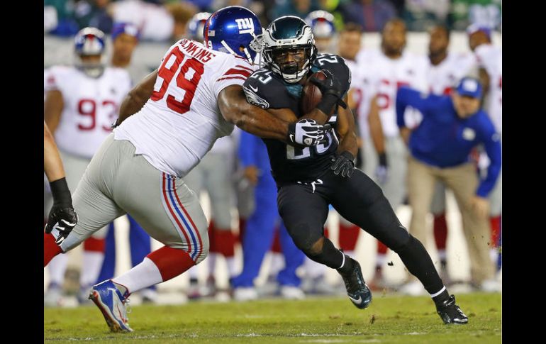 LeSean McCoy (25) de Filadelfia es bloqueado por Cullen Jenkins (99) de los Gigantes de Nueva York. AFP / R. Schultz