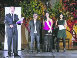 El jurado. De izquierda a derecha, el maestro de ceremonias, Jorge E. Hernández Flores, la Reina de las Fiestas de Octubre y Mariana A. EL INFORMADOR / E. Flores