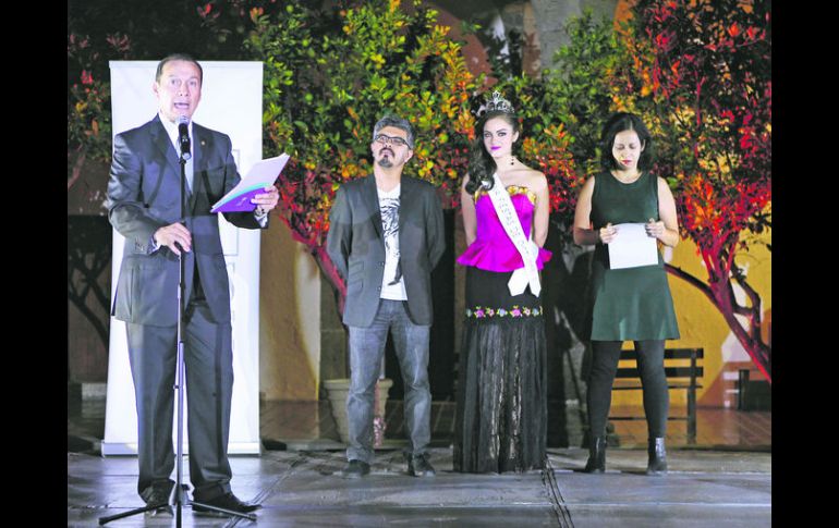 El jurado. De izquierda a derecha, el maestro de ceremonias, Jorge E. Hernández Flores, la Reina de las Fiestas de Octubre y Mariana A. EL INFORMADOR / E. Flores