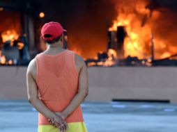 Un hombre observa el incendio provocado en el Palacio Municipal de Chilpancingo. AFP / Y. Cortez