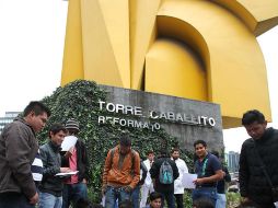 Los estudiantes del IPN se dirigen a la torre 'Caballito' a esperar una respuesta de las autoridades. SUN / E. Orea