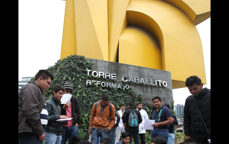 Los estudiantes del IPN se dirigen a la torre 'Caballito' a esperar una respuesta de las autoridades. SUN / E. Orea