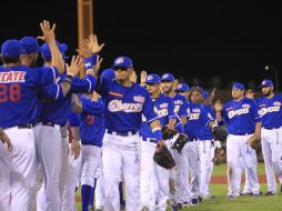 Los jugadores de Charros festejan el primer triunfo en casa. EL INFORMADOR / M.Vargas