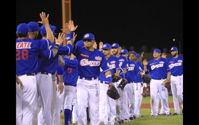 Los jugadores de Charros festejan el primer triunfo en casa. EL INFORMADOR / M.Vargas