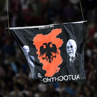 Reviven tensiones entre Albania y Serbia tras incidentes en estadio Belgrado