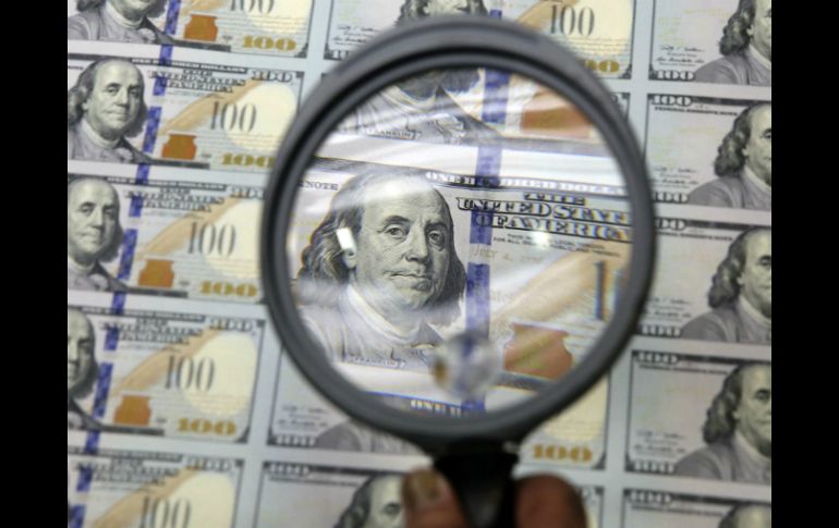 El dólar libre se vende en diez centavos más en comparación con el término de la sesión cambiaria del día anterior. AP / ARCHIVO